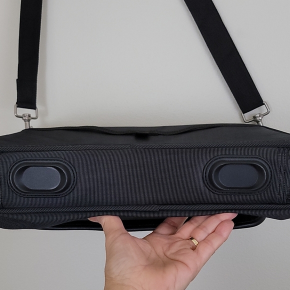 Targus Black Briefcase 16"X13"X4" - Picture 14 of 16